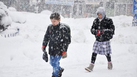 Mutki İlçe Merkezi ve köylerinde devam eden yoğun kar yağışı ve olumsuz hava koşulları nedeniyle okullar bir gün tatil edildi. 