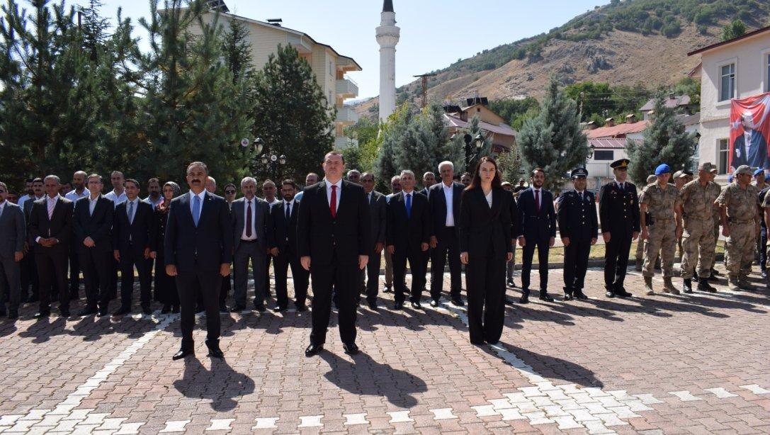 30 AĞUSTOS ZAFER BAYRAMI KUTLAMALARI İLÇEMİZ KAYMAKAMLIĞI ÖNÜNDE GERÇEKLEŞTİRİLDİ