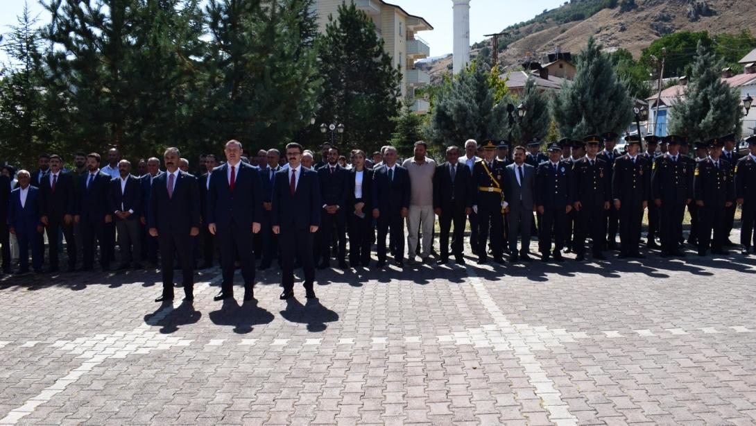 30 AĞUSTOS ZAFER BAYRAMI KUTLAMALARI İLÇEMİZ KAYMAKAMLIĞI ÖNÜNDE GERÇEKLEŞTİRİLDİ